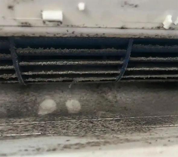 勃利空调吹的风有股烧焦味是怎么回事